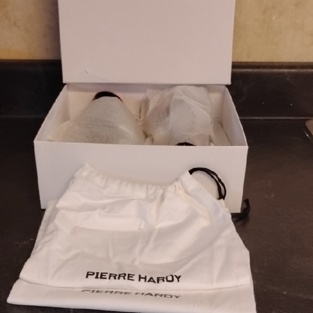 Pierre Hardy BNWT. NEVER WORN Absolutely Gourgous Brand New. Size 39/8. In Women